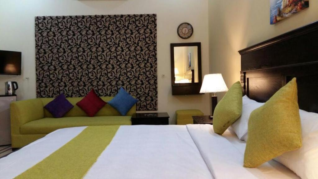 Islamabad Royal Inn エクステリア 写真